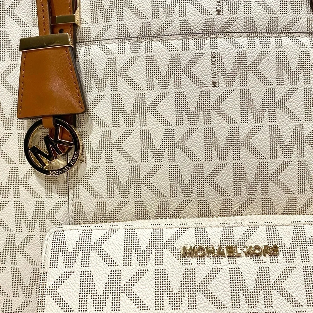 LIKE NEW - Michael Kors Darien Travel Tote Vanilla Acorn w/ Wallet